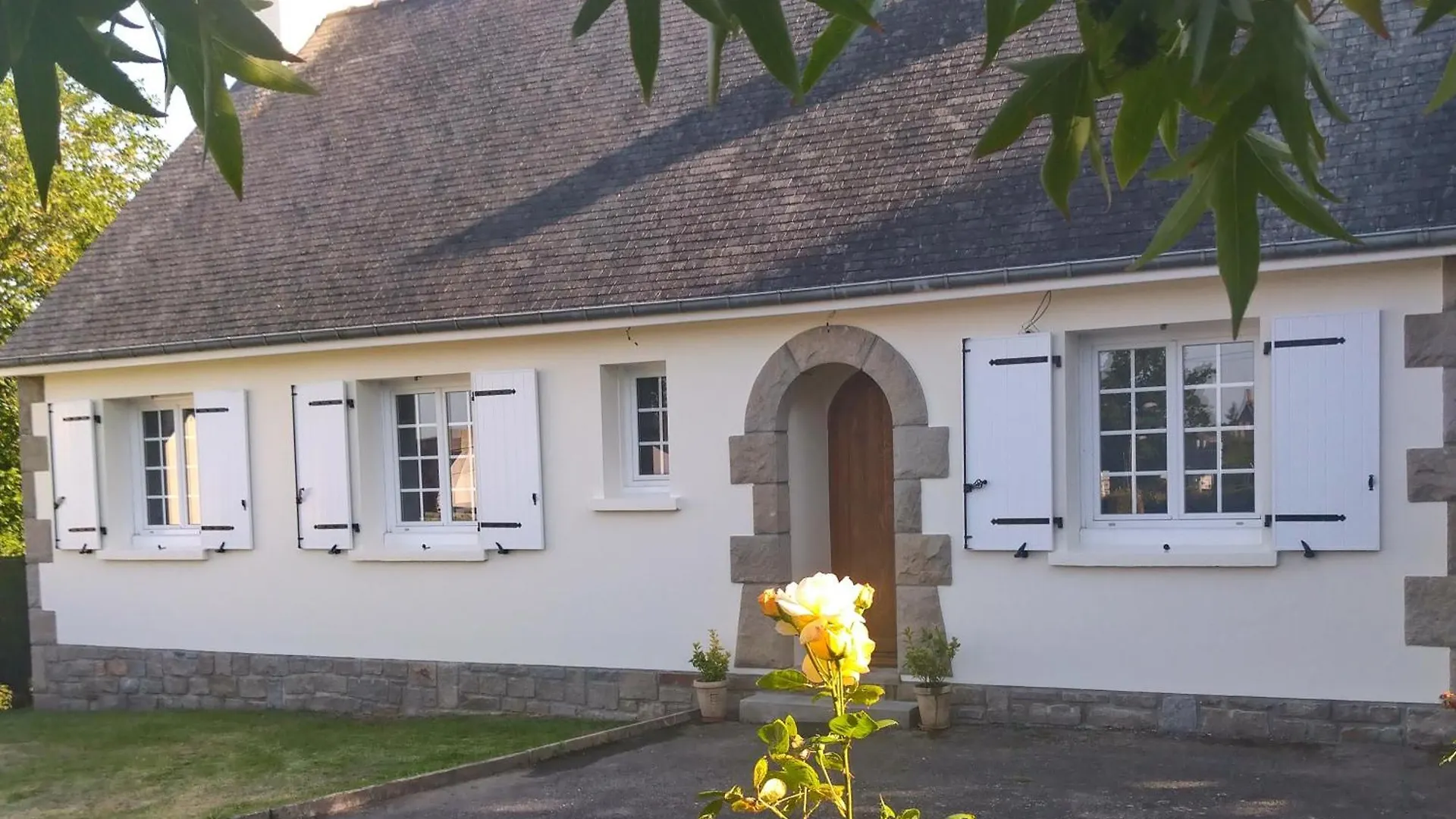 Holiday home Maison En Bord De Rance Taden